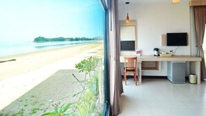 Habitación familiar, frente a la playa | Caja fuerte, wifi gratis, ropa de cama