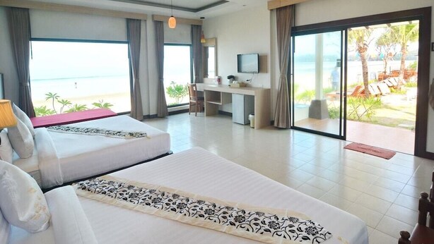 Habitación familiar, frente a la playa | Caja fuerte, wifi gratis, ropa de cama