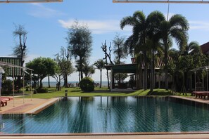 Outdoor pool, pool umbrellas, sun loungers - Golden Bay Cottage (Ko Lanta)