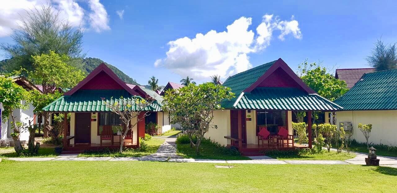 deluxe room, pool view | in-room safe, free wifi