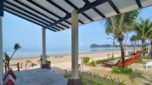 Habitación familiar, frente a la playa | Caja fuerte, wifi gratis, ropa de cama