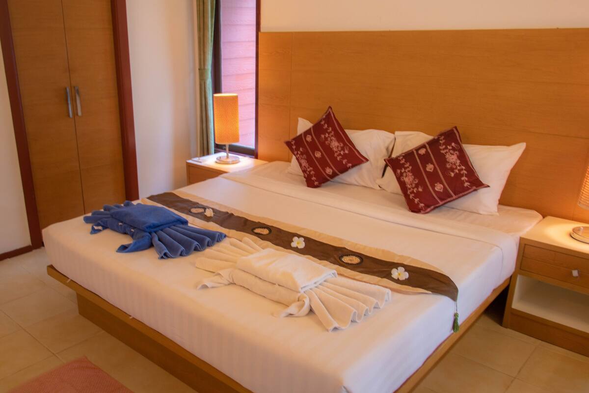 In-room safe, free WiFi, bed sheets