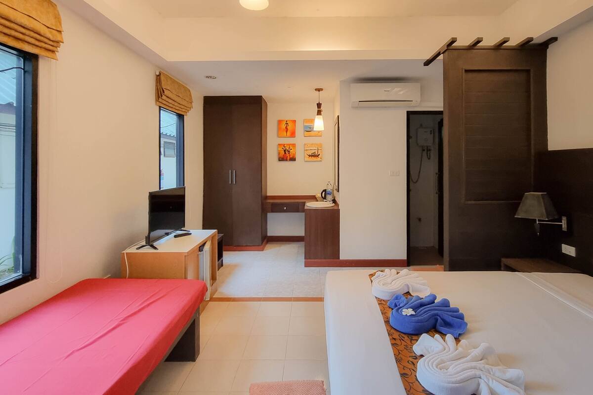 In-room safe, free WiFi, bed sheets