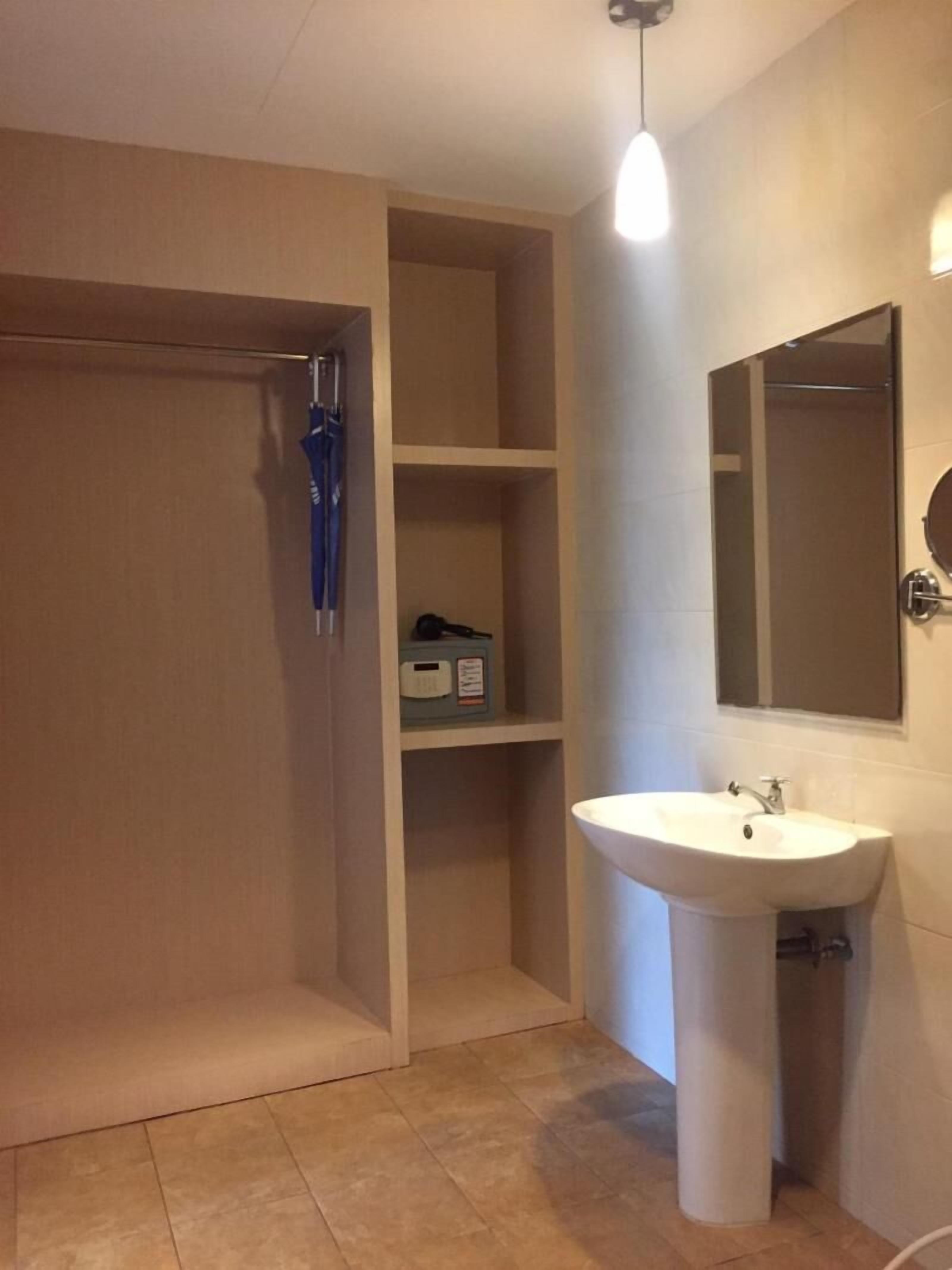 ห้องน้ำ | ฝักบัว, ของใช้ในห้องน้ำฟรี, ไดร์เป่าผม (มีให้บริการตามคำขอ), ผ้าเช็ดตัว