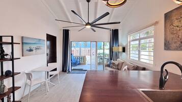 Refrigerador con congelador, horno, parrilla de estufa y lavavajillas