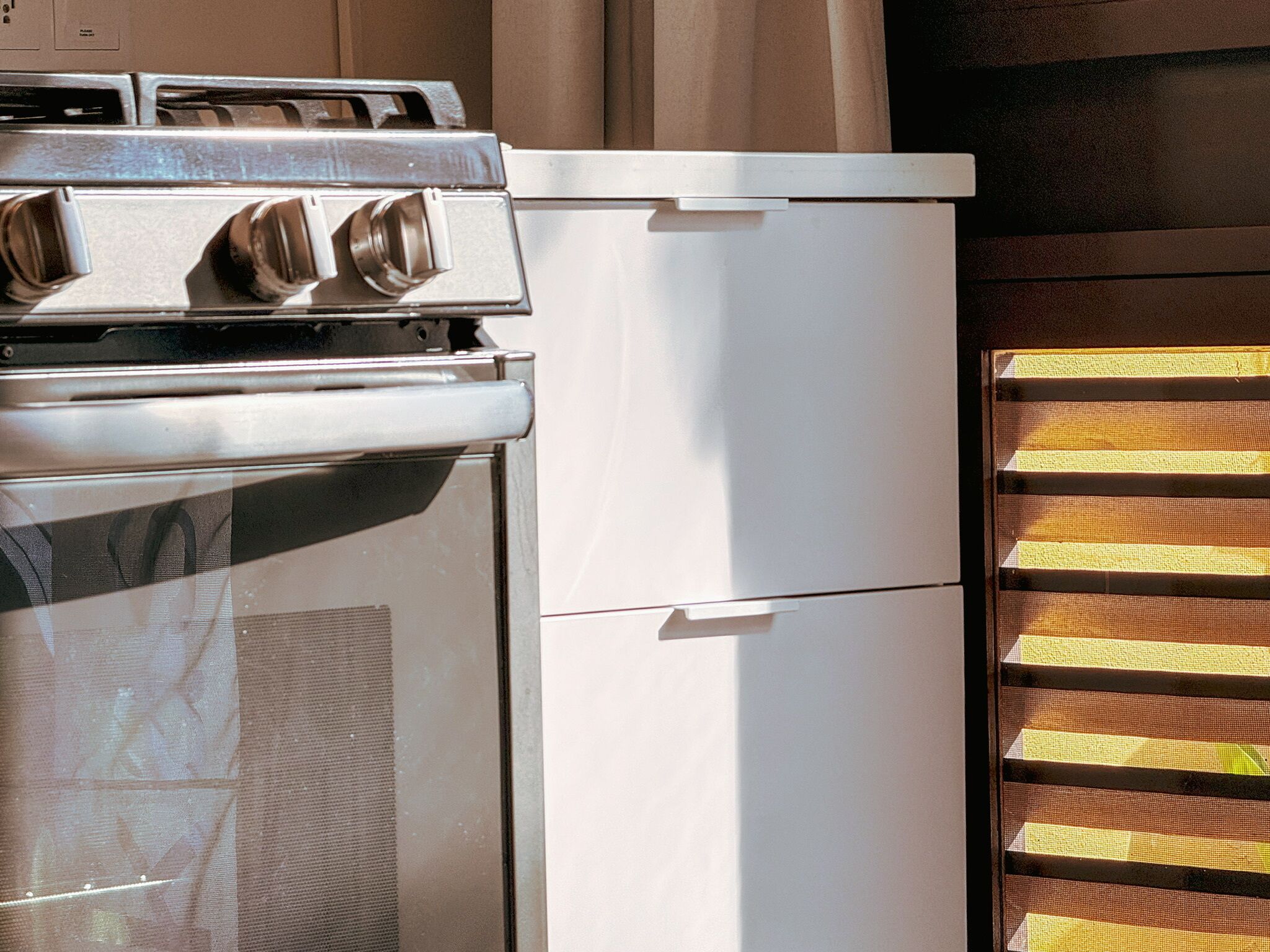 Una cocina con estufa y refrigerador.