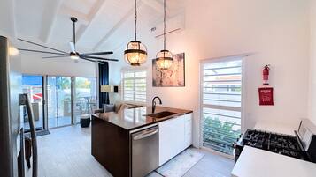 Full-size fridge, oven, stovetop, dishwasher