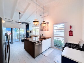 Full-size fridge, oven, stovetop, dishwasher