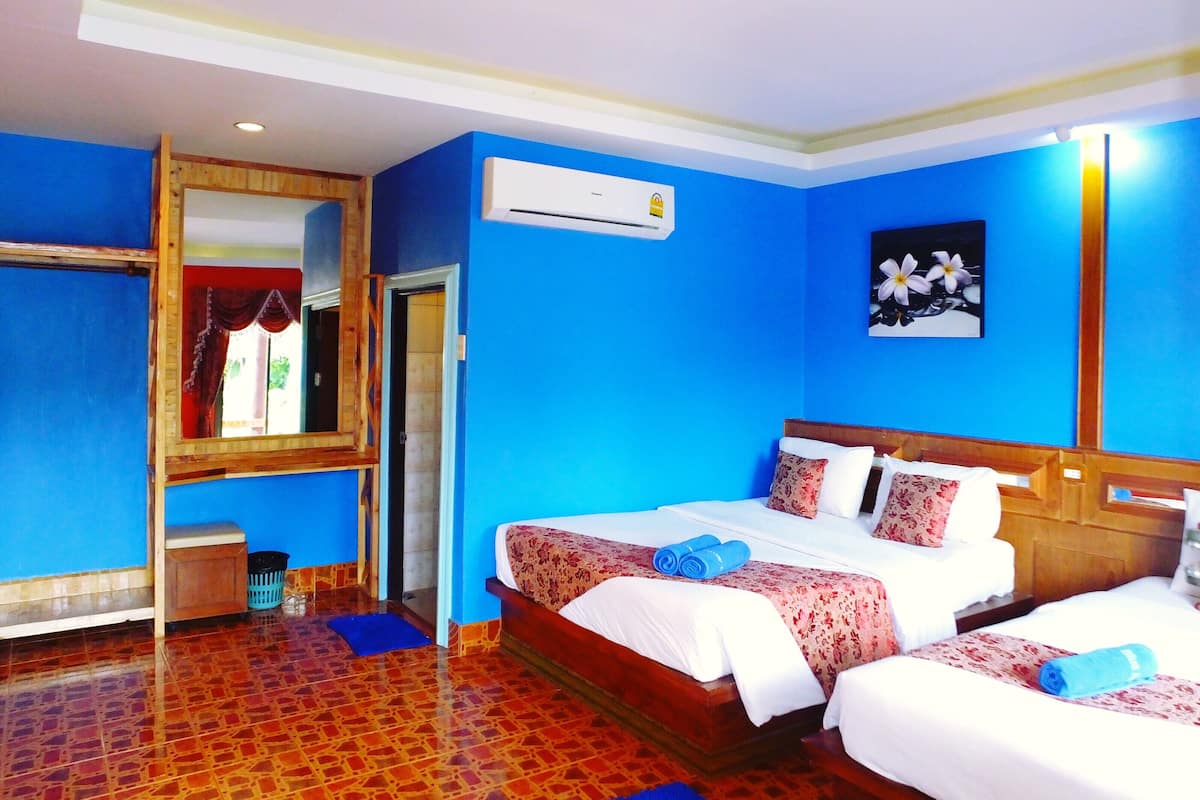 Room, Poolside (Air Con) | Peti besi dalam bilik, langsir/tirai gelap terus, cadar katil