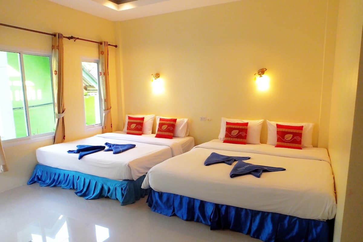 Family Room | Peti besi dalam bilik, langsir/tirai gelap terus, cadar katil