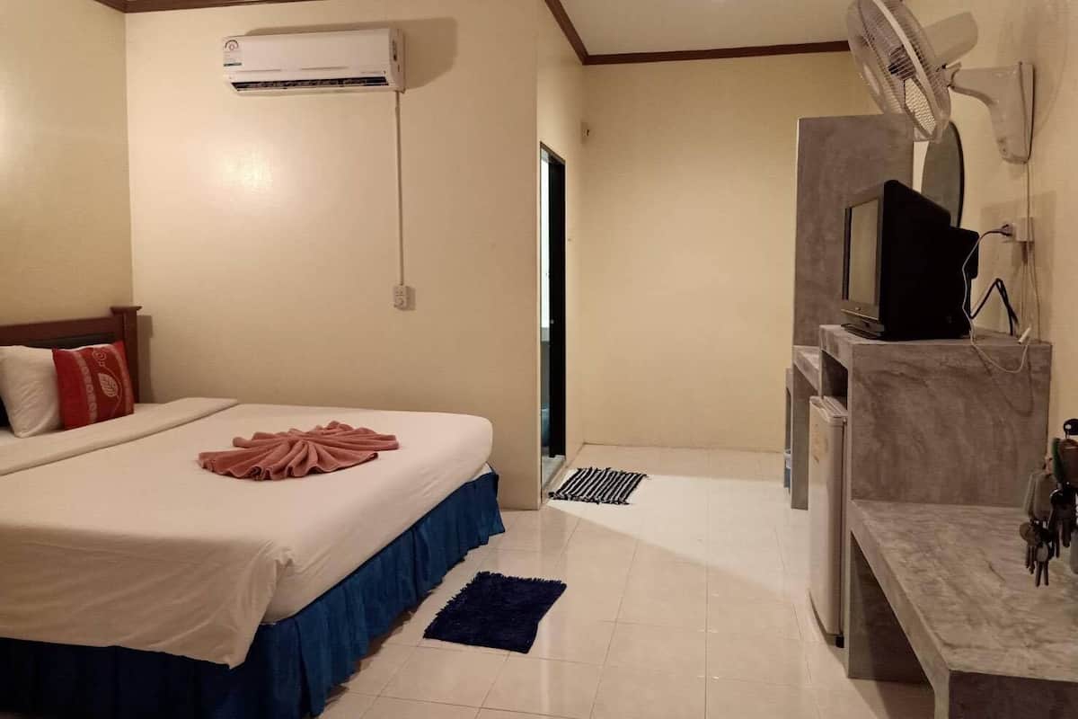 Peti besi dalam bilik, langsir/tirai gelap terus, cadar katil