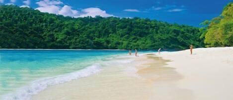 Plage, cabines gratuites, chaises longues, parasols