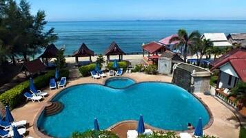 Utomhuspool och solstolar