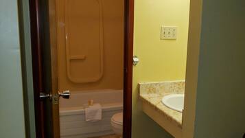 Combined shower/tub, free toiletries, hair dryer, towels