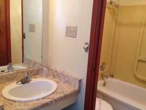 Family Room | Bathroom | Combined shower/tub, free toiletries, hair dryer, towels
