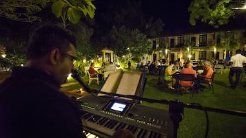 Σερβίρεται πρωινό, μεσημεριανό και βραδινό, με διεθνής κουζίνα