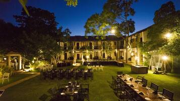 S'hi serveixen esmorzars, dinars, sopars i plats de cuina internacional