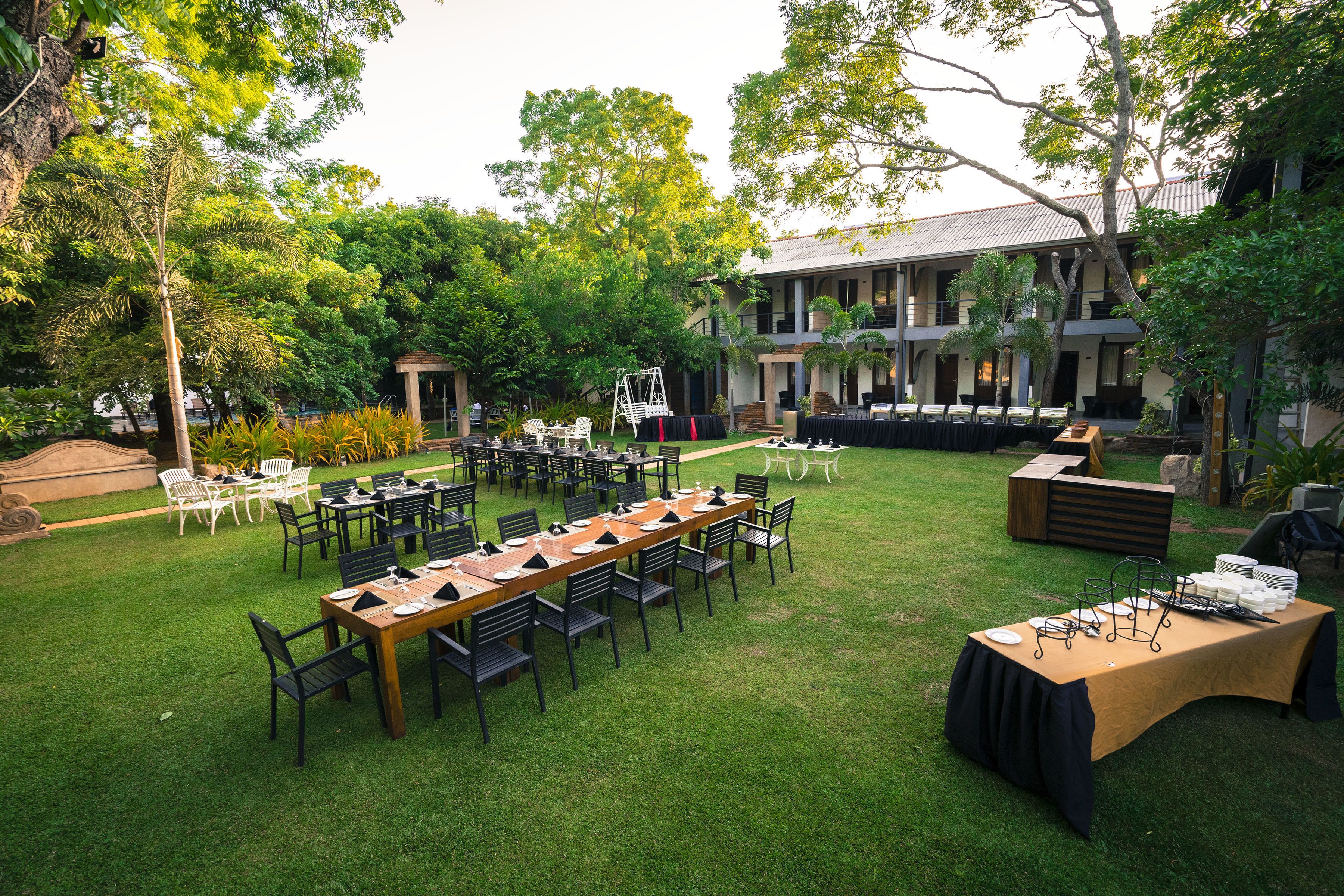 供應早餐、午餐和晚餐，國際料理