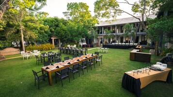 Breakfast, lunch, dinner served; international cuisine