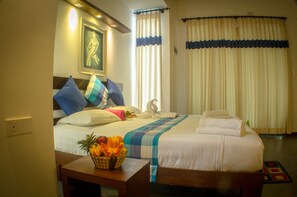 Superior Double Room | In-room safe, desk, soundproofing, iron/ironing board - Hotel Alakamanda (Anuradhapura)