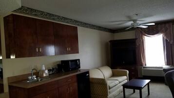 Executive Suite | Iron/ironing board, free WiFi