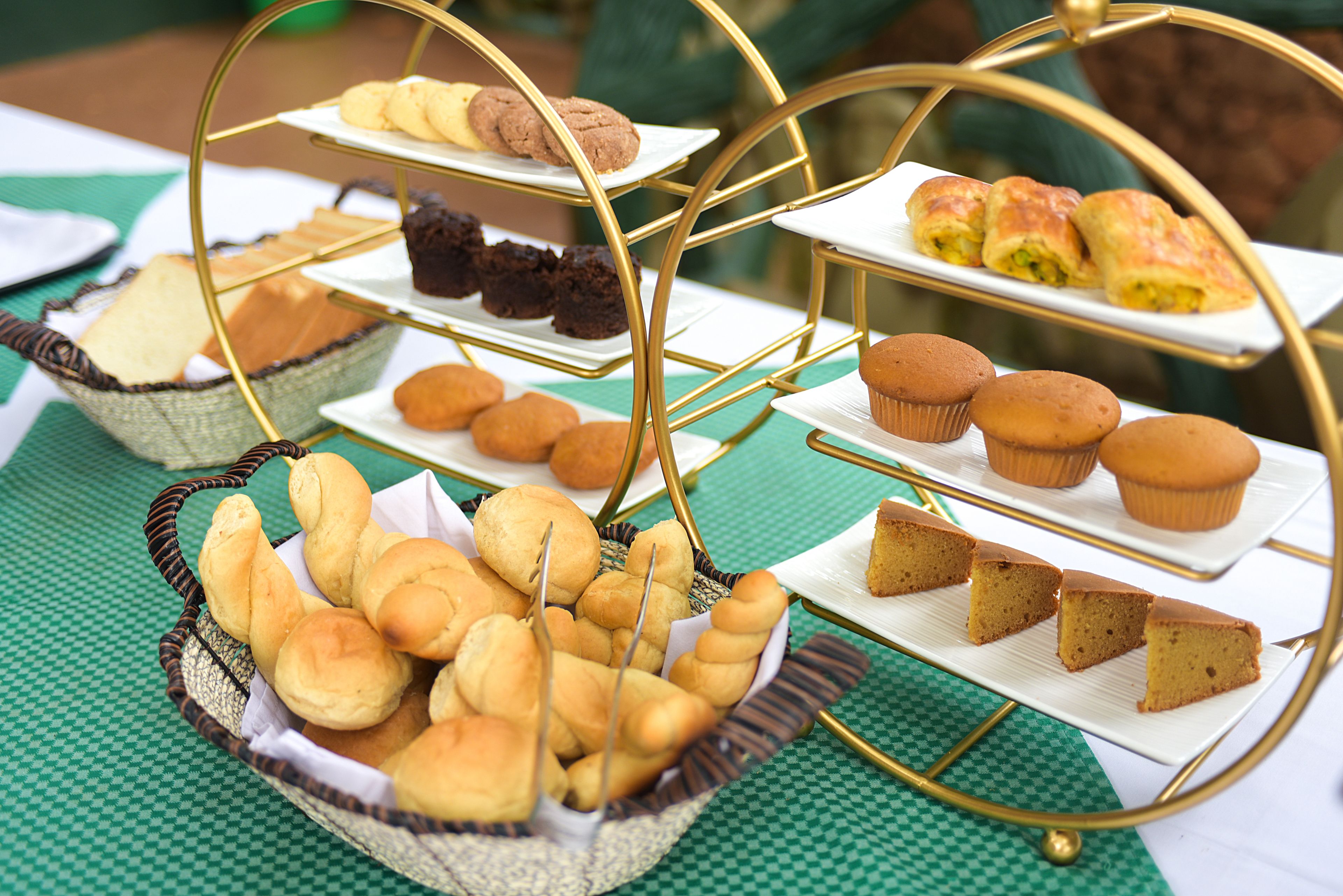 Un soporte escalonado para postres con diferentes productos de repostería.