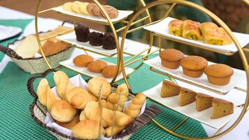 Un soporte escalonado para postres con diferentes productos de repostería.