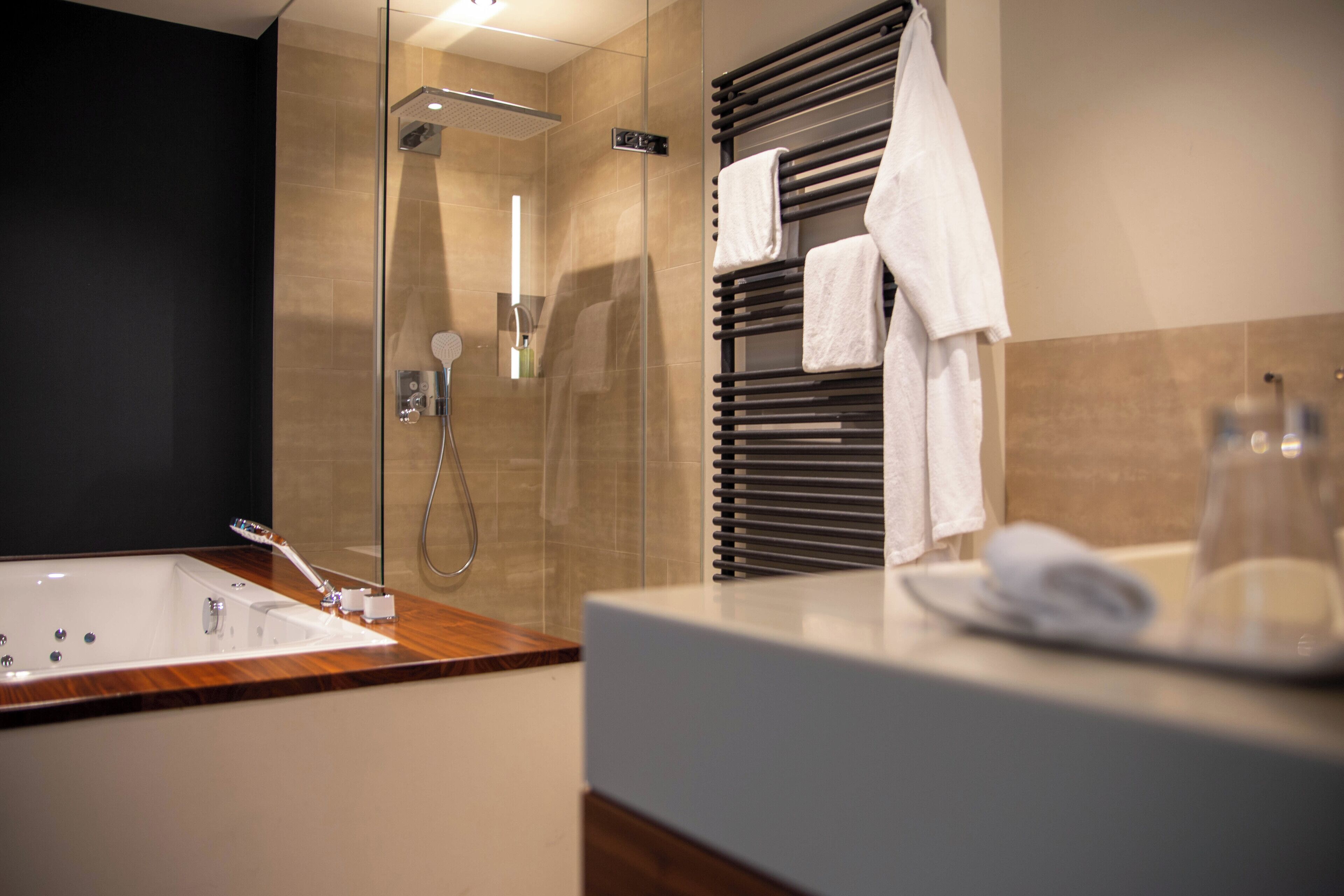 suite | bathroom | shower, free toiletries, hair dryer, towels