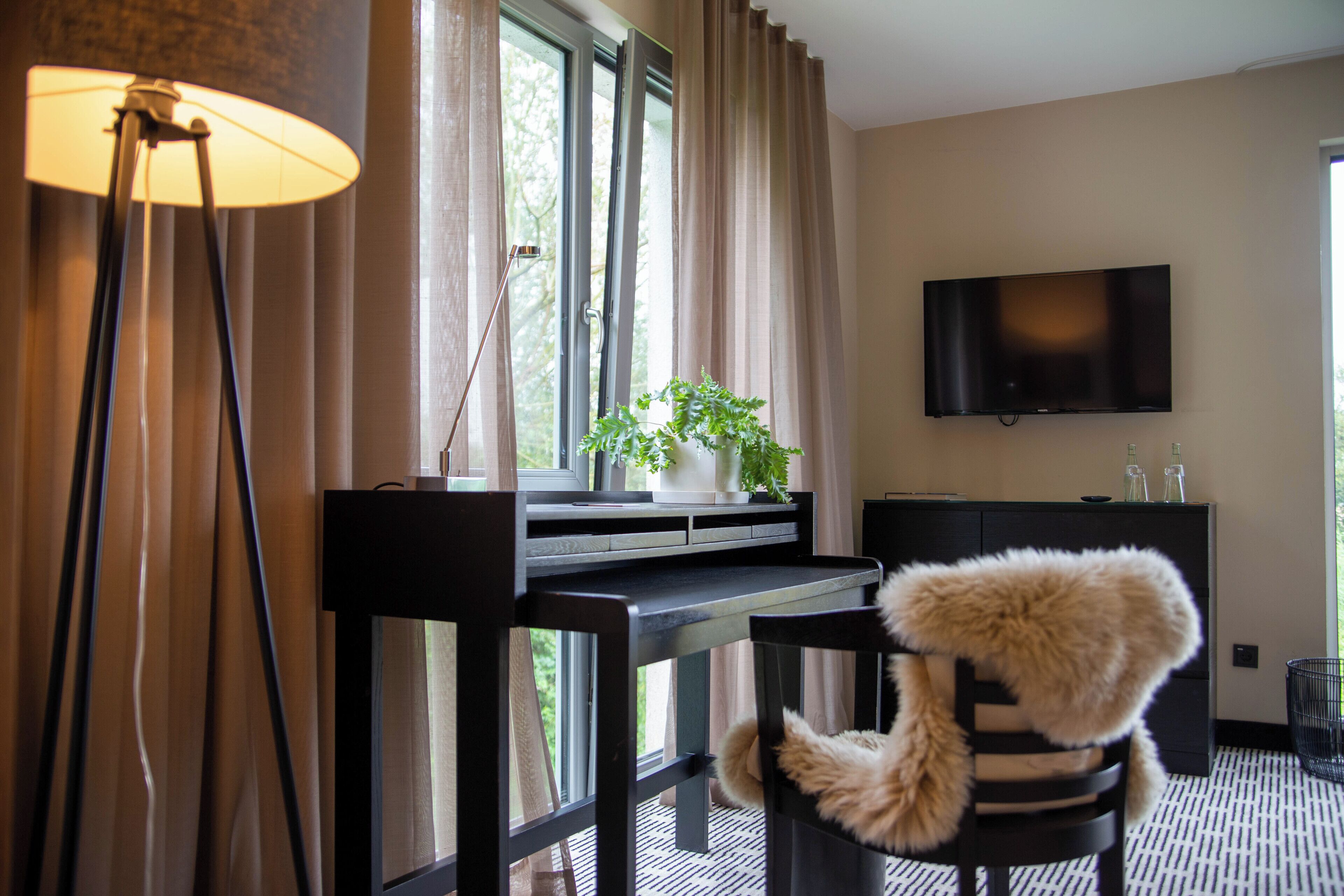 suite | living area | flat-screen tv