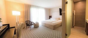 1 室のベッドルーム、ミニバー、セーフティボックス (室内)、デスク