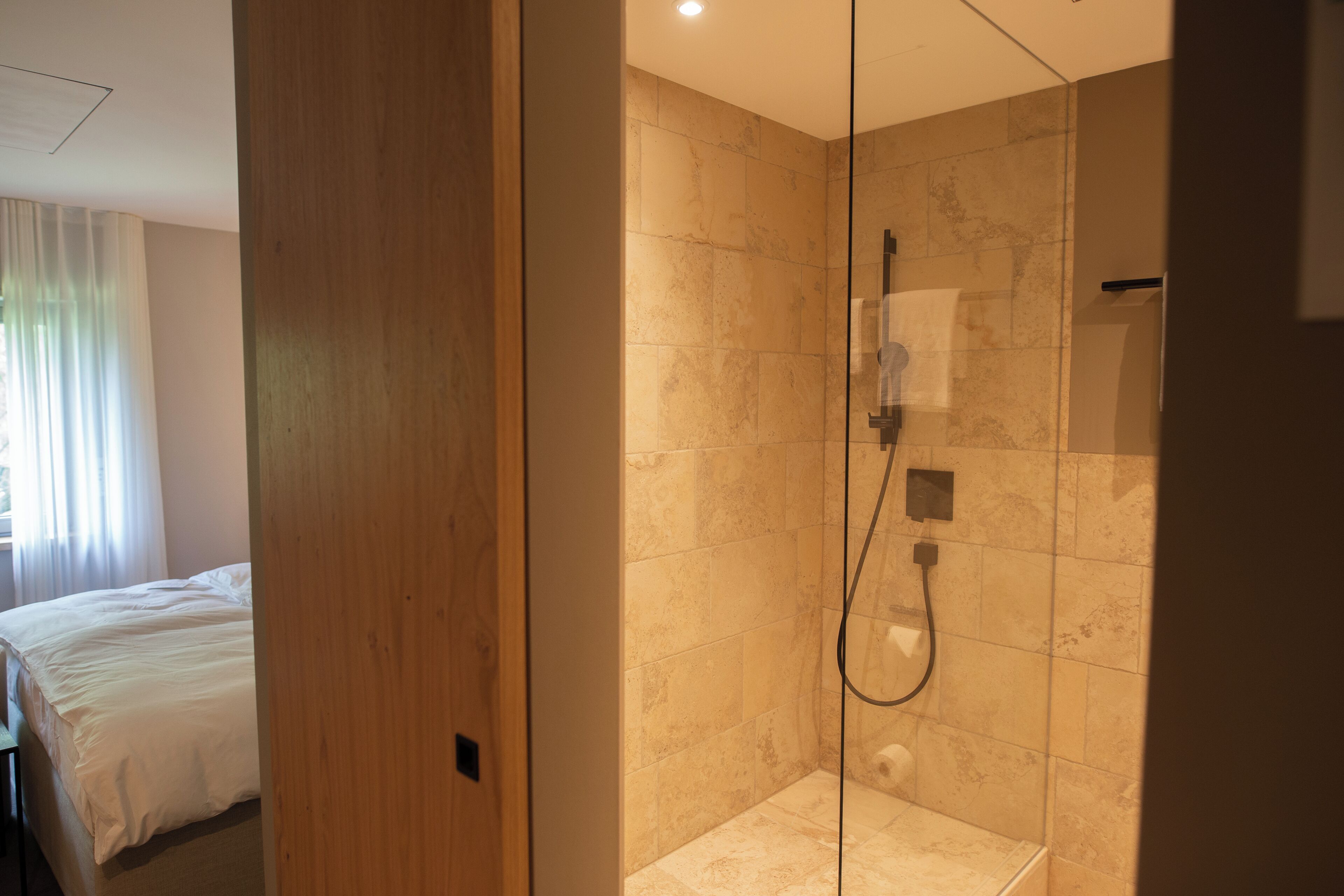 comfort plus | bathroom | shower, free toiletries, hair dryer, towels