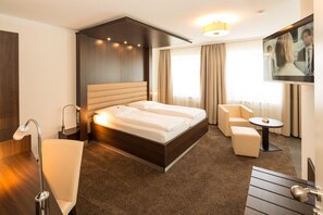 Minibar, caja de seguridad en la habitación y decoración personalizada 