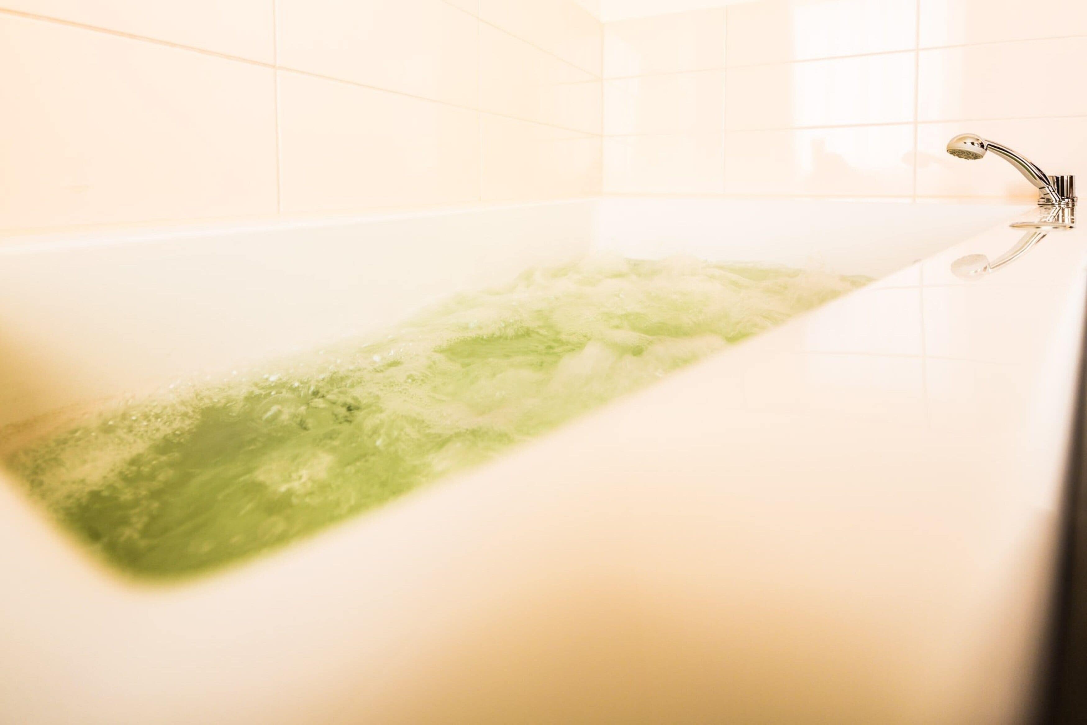 Eine Badewanne mit fließendem Wasser.