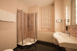Suite, bañera de hidromasaje | Baño | Ducha, artículos de higiene personal gratuitos y secador de pelo