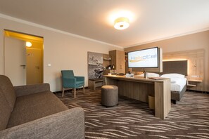 Minibar, in-room safe, individually decorated, individually furnished - Heikotel Hotel Windsor (Hamburg)