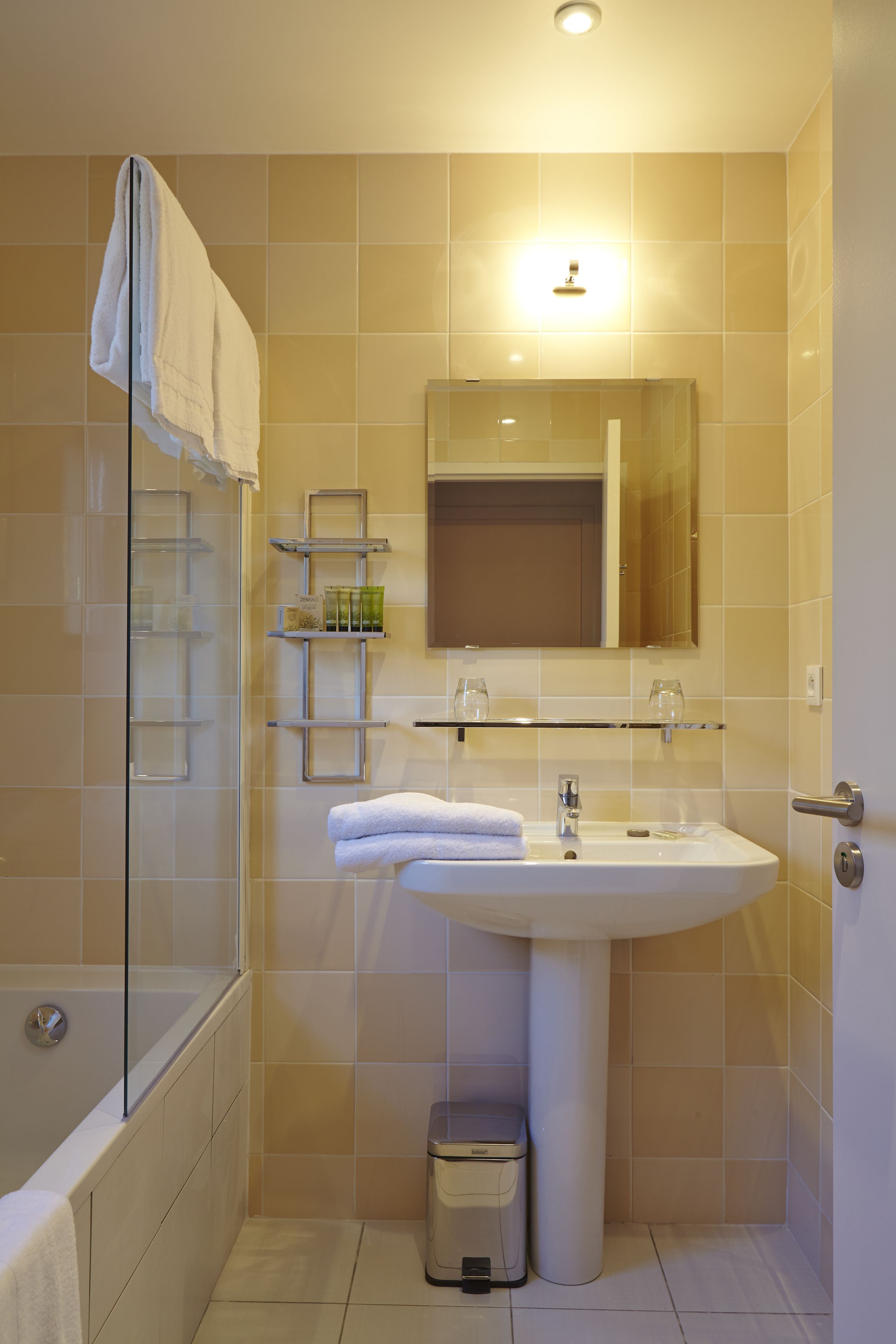 combined shower/bathtub, deep-soaking bathtub, free toiletries