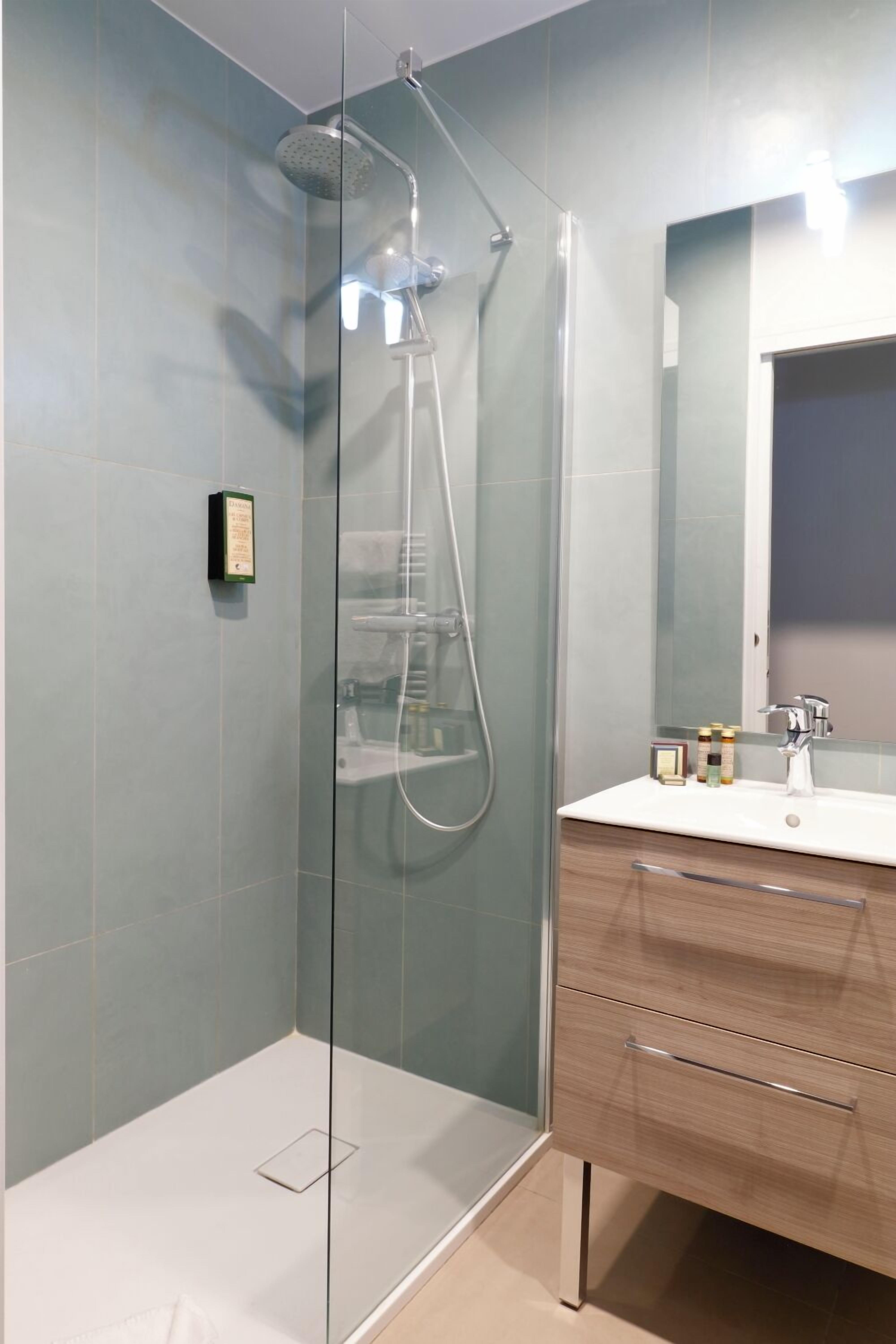 executive room | bathroom | combined shower/bathtub, deep-soaking bathtub, free toiletries