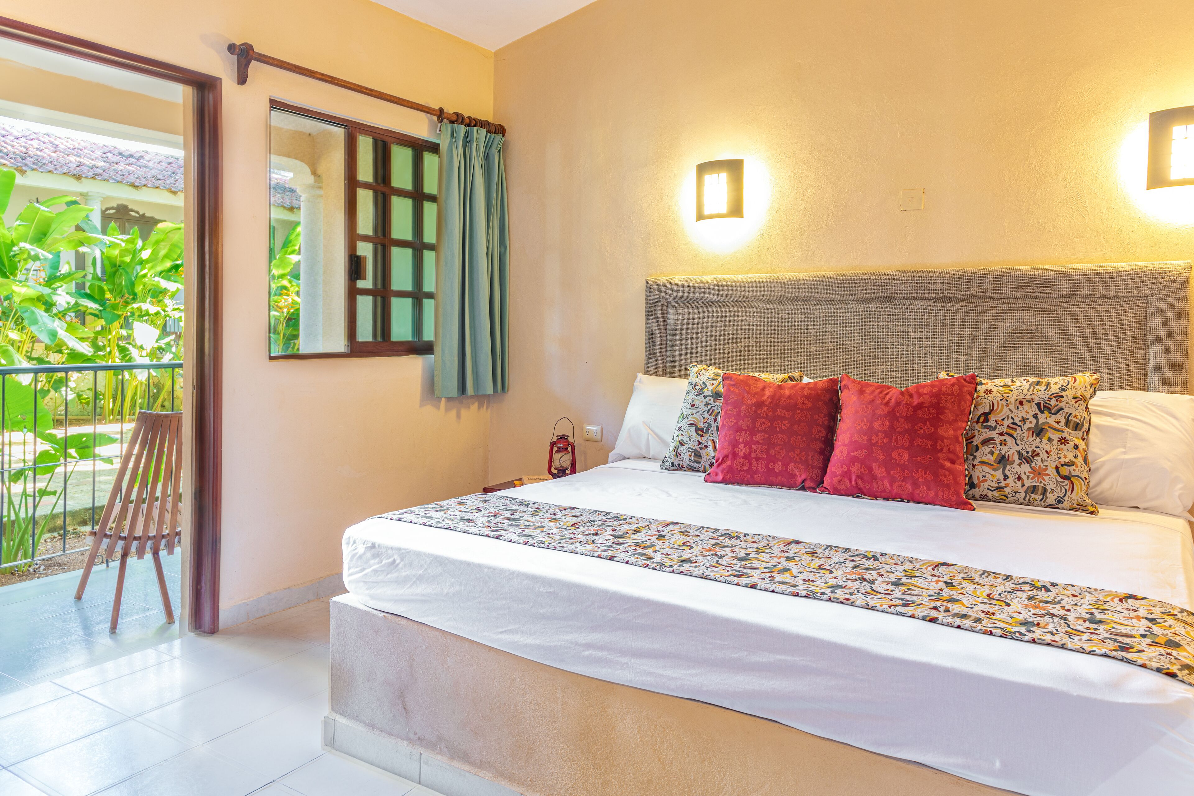 Guest Room King | Caja de seguridad en la habitación, escritorio y cortinas blackout 