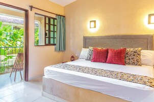 Guest Room King | Cofres nos quartos, escrivaninha, cortinas blackout