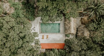 Piscina externa, espreguiçadeiras