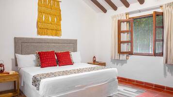 Villa King | Caja fuerte, escritorio, cortinas opacas y tabla de planchar con plancha