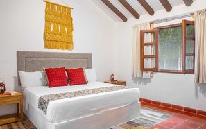 Villa King | In-room safe, desk, blackout drapes, iron/ironing board