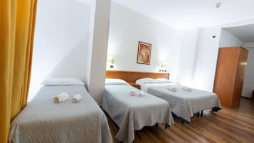 Escritorio, wifi gratis y ropa de cama