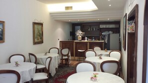 Daily continental breakfast (EUR 10.00 per person)