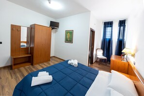 Escritorio, wifi gratis y ropa de cama 