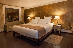 Ropa de cama de alta calidad y caja de seguridad en la habitación