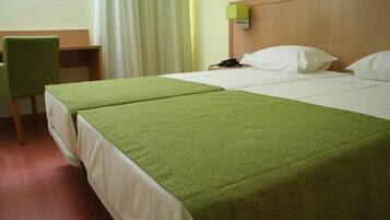 Chambre Standard Double ou avec lits jumeaux | Couette en duvet d'oie, bureau, lits pliants/supplémentaires