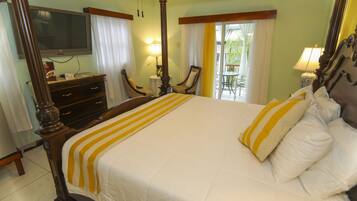 Chambre Lune de Miel, 1 chambre, baignoire à jets, vue cour intérieure | 1 chambre, draps en coton égyptien, literie de qualité supérieure