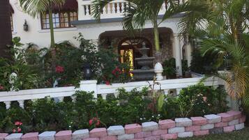 A hotel with a sign reading "Rayon" and a fountain in the front.