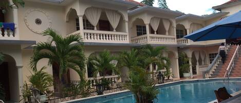 Outdoor pool, pool loungers